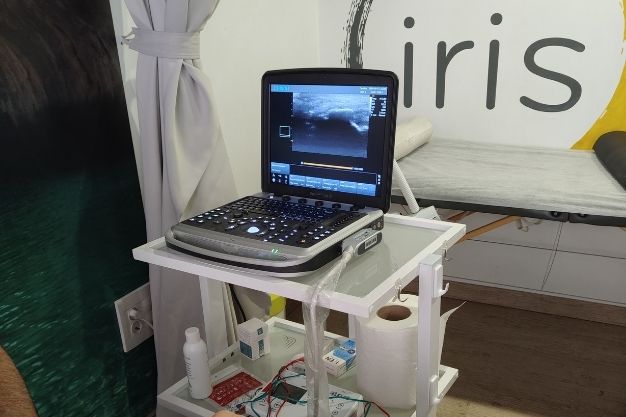 Ecógrafo usado en tratamientos de fisioterapia avanzada en Clínica Iris